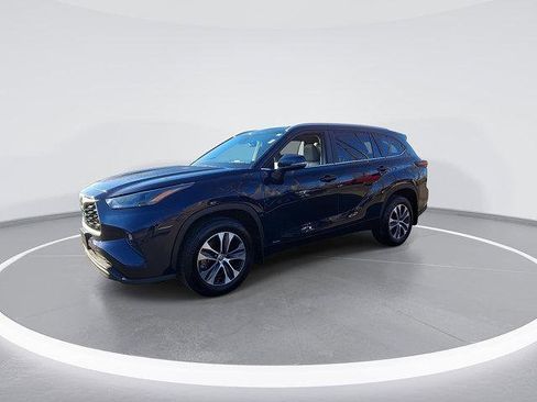 Certified 2025 Toyota Highlander XLE AWD/4WD image 6