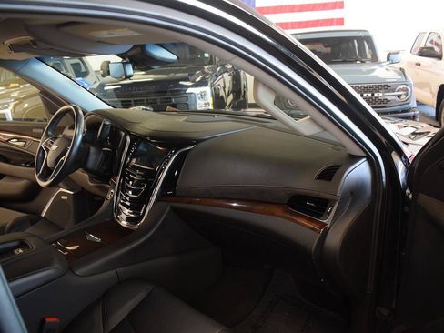 Used 2019 Cadillac Escalade ESV Luxury RWD image 27