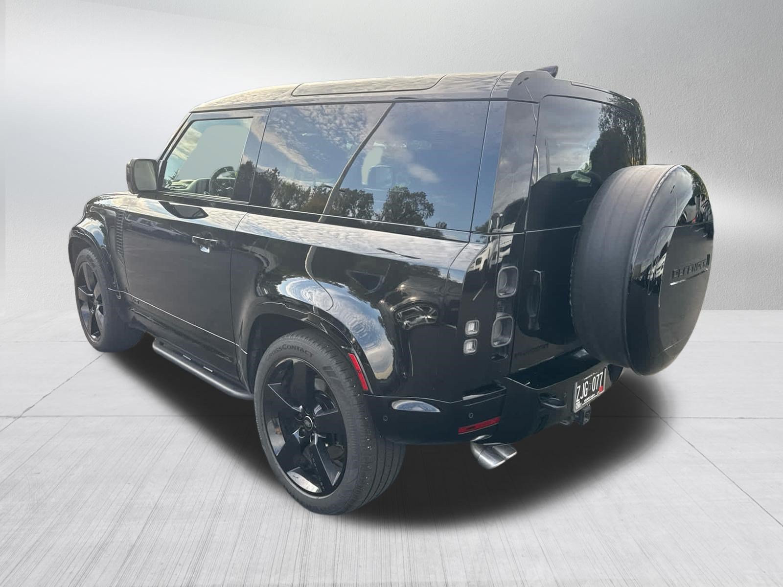 Used 2024 Land Rover Defender 90 V8 AWD/4WD image 3