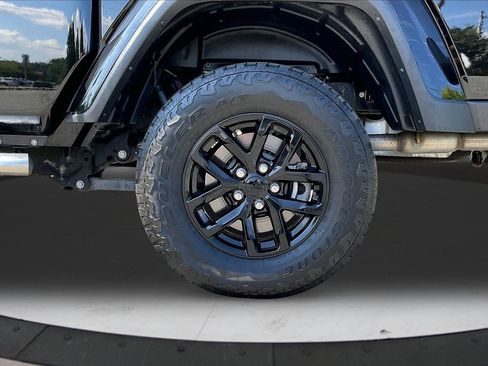 Used 2023 Jeep Gladiator Sport AWD/4WD image 34
