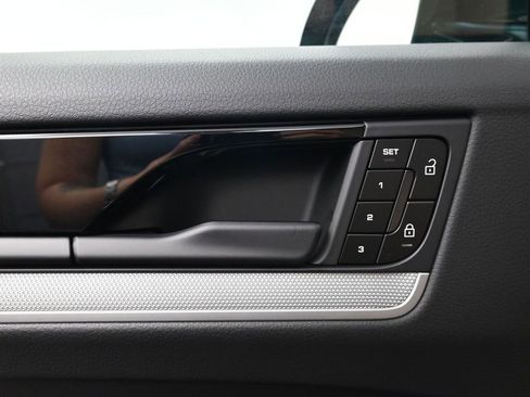 Used 2025 Porsche Cayenne AWD/4WD image 17