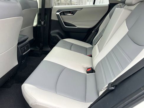 Used 2022 Toyota RAV4 XLE Premium image 17