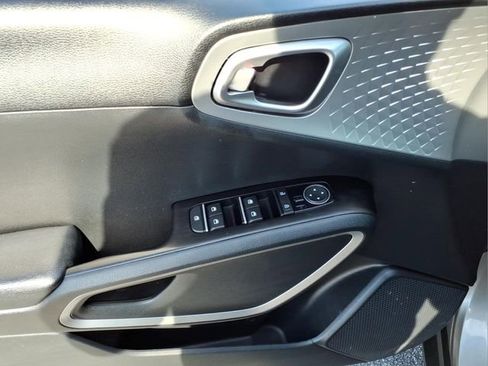 Used 2022 Kia Soul LX w/ Technology Package FWD image 9