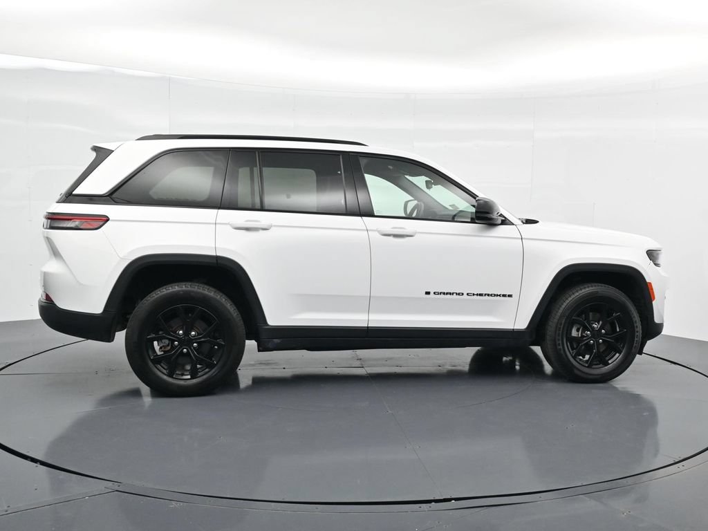 Used 2024 Jeep Grand Cherokee Altitude AWD/4WD image 8