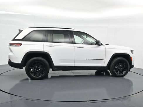 Used 2024 Jeep Grand Cherokee Altitude AWD/4WD image 8