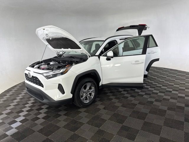 Used 2025 Toyota RAV4 XLE AWD/4WD image 12