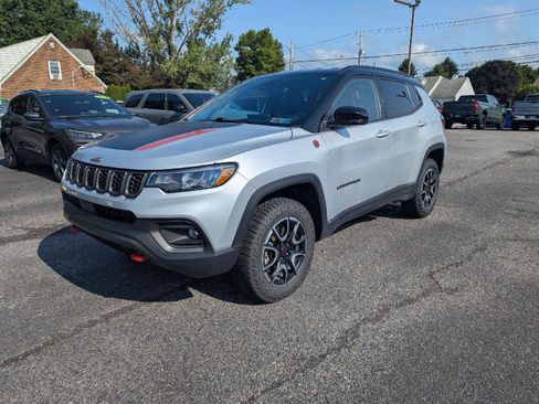 Used 2025 Jeep Compass Trailhawk AWD/4WD image 3