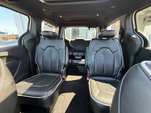 Used 2025 Chrysler Pacifica Limited FWD image 29