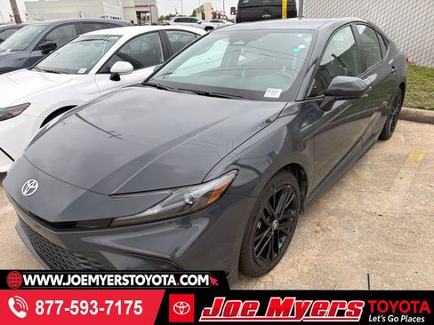 Used 2025 Toyota Camry SE FWD image 1