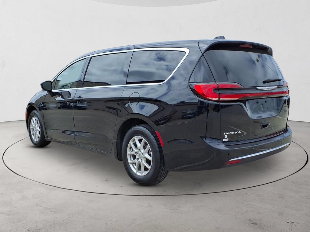 Used 2024 Chrysler Pacifica Touring-L FWD image 7