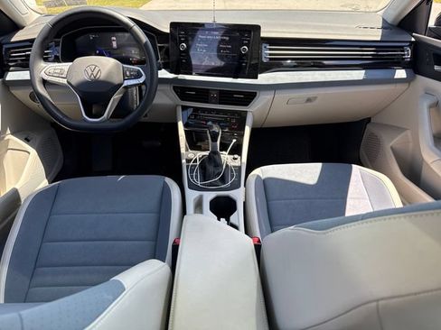 Used 2025 Volkswagen Jetta SE FWD image 18