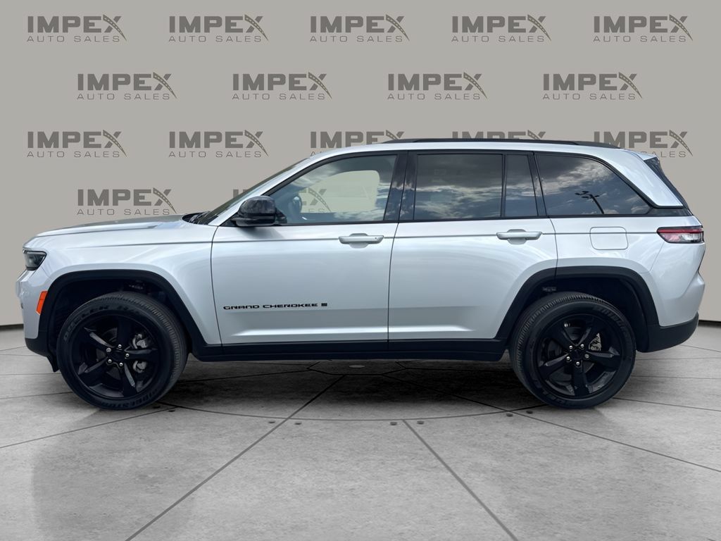Used 2024 Jeep Grand Cherokee Altitude AWD/4WD image 2