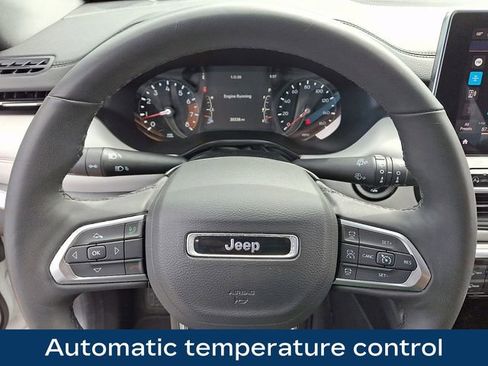 Used 2025 Jeep Compass Limited AWD/4WD image 4