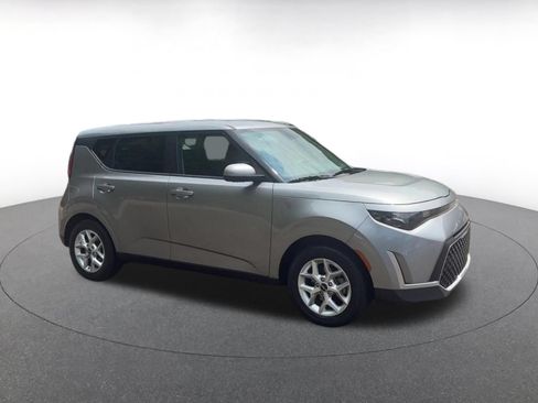 Used 2025 Kia Soul LX w/ LX Technology Package FWD image 2