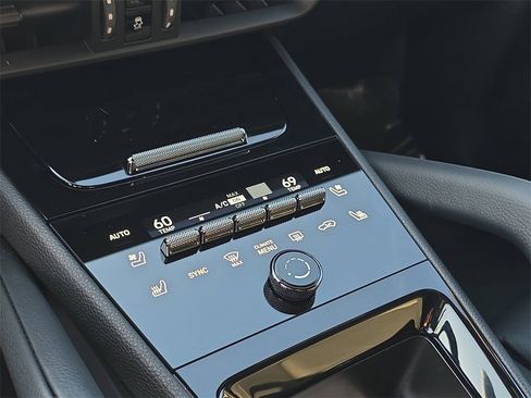 Used 2025 Porsche Cayenne image 30