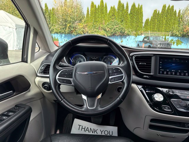 Used 2018 Chrysler Pacifica Touring-L FWD image 19