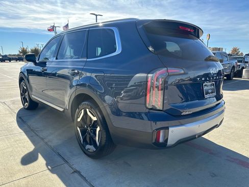 Used 2023 Kia Telluride EX w/ EX Captain's Chair Package image 3