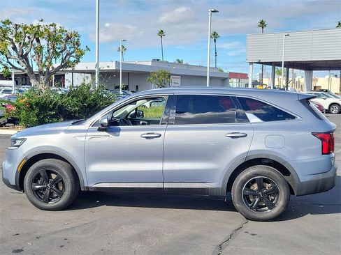 Used 2023 Kia Sorento LX image 2