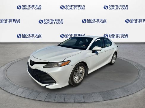 Used 2018 Toyota Camry XLE FWD image 2