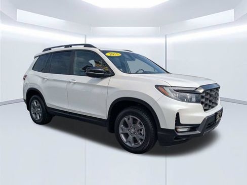 Used 2025 Honda Passport TrailSport image 2