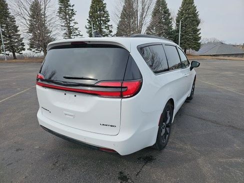 Used 2025 Chrysler Pacifica Limited FWD image 6