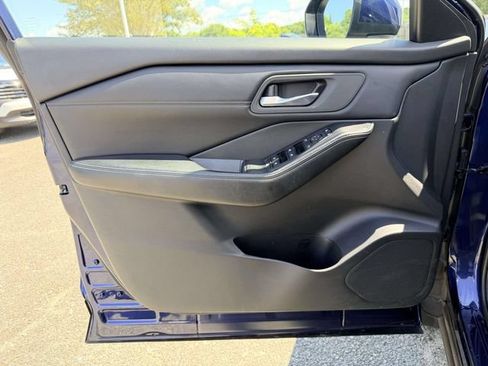 Used 2025 Nissan Rogue SV w/ SV Premium Package FWD image 14