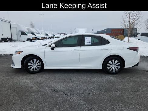 Used 2022 Toyota Camry LE image 4