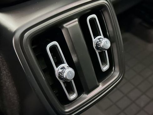 Used 2021 Volvo XC40 T5 R-Design w/ Advanced Package image 28