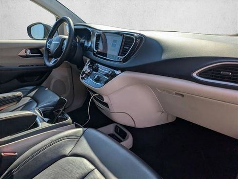 Used 2023 Chrysler Pacifica Touring-L image 21