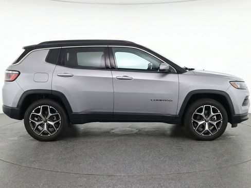 Used 2025 Jeep Compass Limited image 11