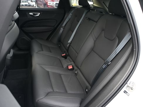 Used 2025 Volvo XC60 B5 Plus image 11