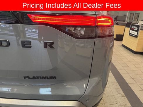 Used 2023 Nissan Pathfinder Platinum FWD image 5