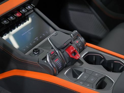 Used 2025 Lamborghini Urus SE image 25