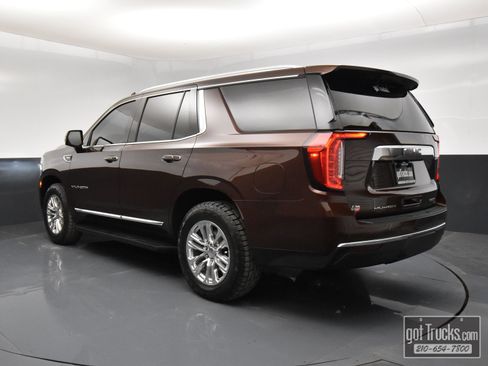 Used 2022 GMC Yukon SLT w/ SLT Premium Package image 4