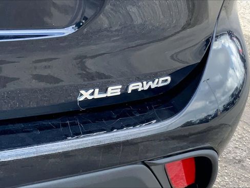 Used 2020 Toyota Highlander XLE AWD/4WD image 10