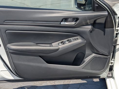 Used 2025 Nissan Altima 2.5 SV FWD image 14