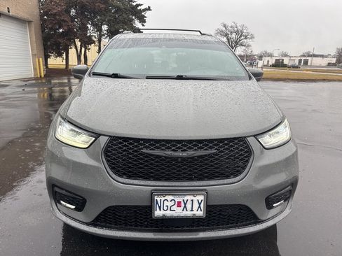 Used 2021 Chrysler Pacifica Touring-L w/ Uconnect Theater Family Group image 3