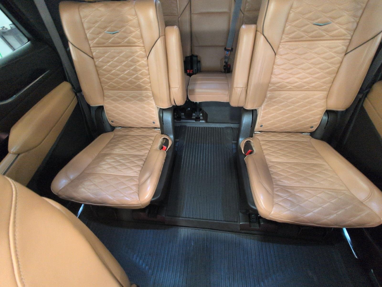 Used 2021 Cadillac Escalade Premium Luxury w/ Performance Package AWD/4WD image 24