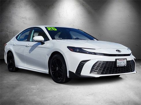 Used 2025 Toyota Camry SE image 2