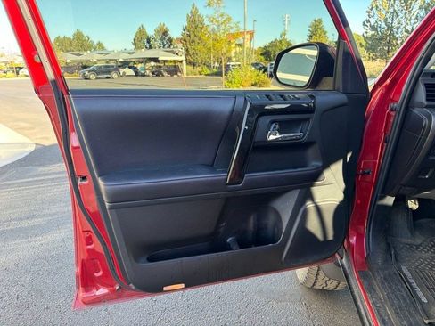 Used 2018 Toyota 4Runner TRD Off-Road Premium AWD/4WD image 9
