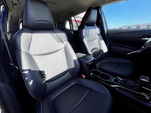 Used 2025 Toyota Corolla Cross XLE FWD image 9