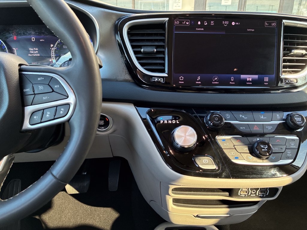 Used 2024 Chrysler Pacifica Touring-L FWD image 18