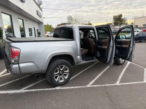 Used 2018 Toyota Tacoma Limited image 11