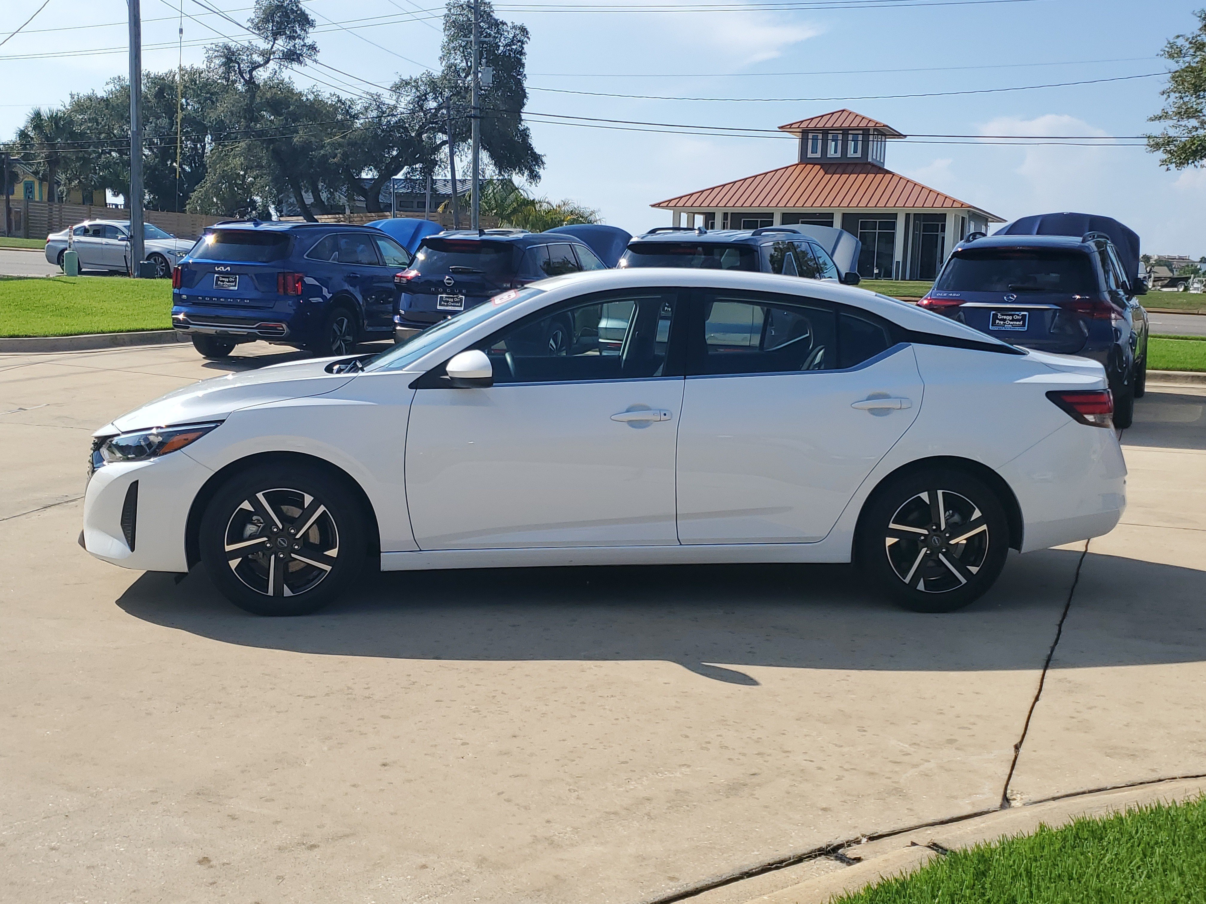 Used 2025 Nissan Sentra SV FWD image 2
