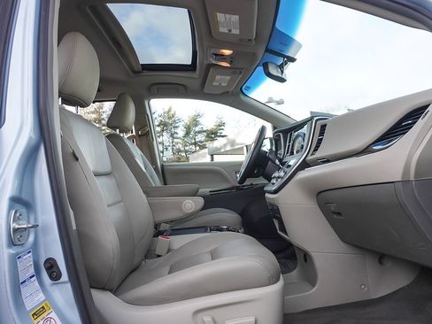 Used 2016 Toyota Sienna XLE image 34