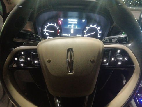 Used 2021 Lincoln Corsair AWD w/ Premium Package image 25