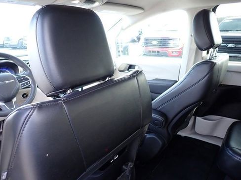 Used 2023 Chrysler Pacifica Touring-L image 16