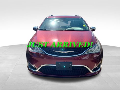 Used 2017 Chrysler Pacifica Limited w/ Tire & Wheel Group FWD image 2