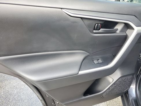 Used 2022 Toyota RAV4 LE FWD image 9