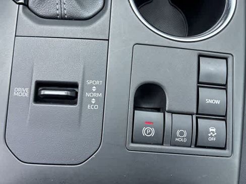 Used 2024 Toyota Highlander LE FWD image 39